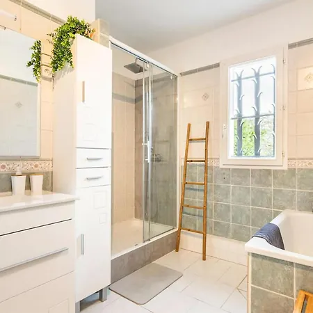 3 Bedroom Awesome In Atur Boulazac Isle Manoire